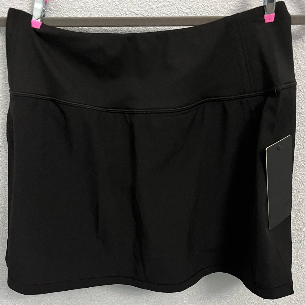 NWT small 90° reflex skort black